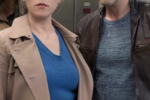 Falke (Wotan Wilke M&ouml;hring) und Grosz (Franziska Weisz) ermitteln rechtsau&szlig;en.  Foto: NDR/Christine Schroeder