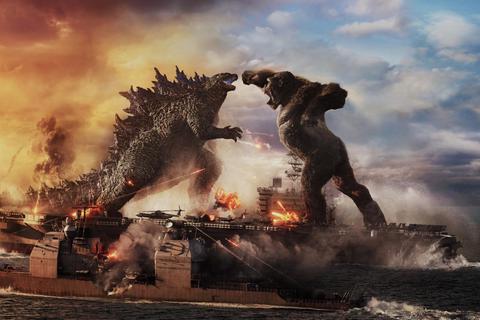 Stand-Up-Paddling als Titanenkampf auf einem Flugzeugträger? Godzilla und Kong sind erfindungsreich, wenn es darum geht, sich zünftig zu duellieren. Foto: Warner
