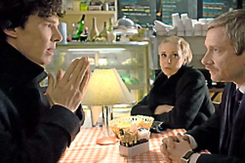 John Watson (Martin Freeman, rechts) sitzt mit seiner Geliebten Mary (Amanda Abbington) im Restaurant, als plötzlich der tot geglaubte Sherlock (Benedict Cumberbatch) auftaucht.  Foto: Hartswood/BBC