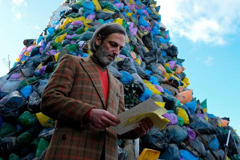 Müll türmt sich vor dem Haus des Psychiaters Angel Sanagustin (Ernesto Alterio) - es ist offenbar der Unrat, der in den Köpfen steckt.  Foto: Neue Visonen 