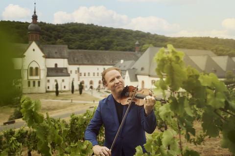 Der Geiger Daniel Hope in einem Weinberg am Kloster Eberbach. Eines seiner Fokus-Konzerte beim Rheingau Musik Festival wird hier stattfinden.             