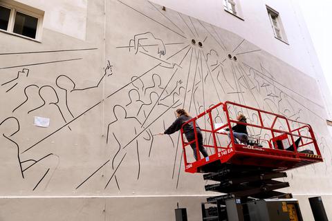 Johanna Krimmel (links) und Verena Finke-Trotzek bei der Arbeit an „603 Beams“. Das Wandbild schmückt ein TU-Gebäude in der unteren Dieburger Straße. Foto: Andreas Kelm