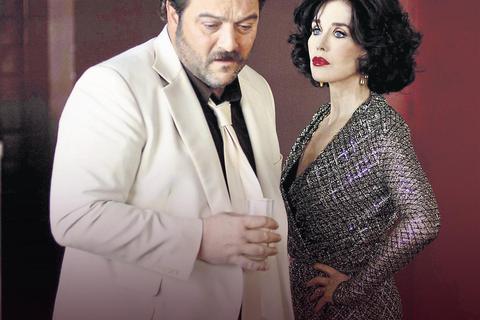 Der Eröffnungsfilm der Berlinale: Denis Ménochet und Isabelle Adjani in der Fassbinder-Hommage „Peter von Kant“ von François Ozon. Foto: C. Bethuel, Fozx
