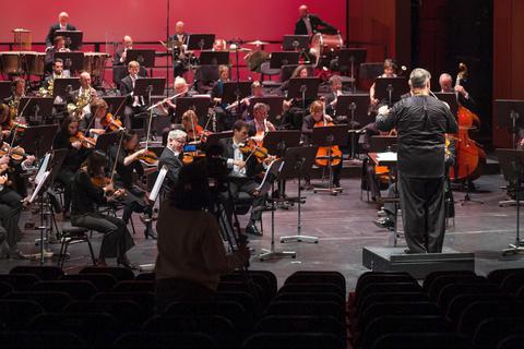 Das Philharmonische Orchester Gießen unter der Leitung von GMD Florian Ludwig während der Live-Aufzeichnung. Foto: Friese/Stadttheater
