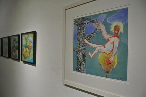 Alle Exponate haben das gleiche, quadratische Format: im Vordergrund Anna Bielers „Die Furchtlose“, links dahinter Claudia Stöbers „Analogie I bis IV“. Foto: Christine Dressler