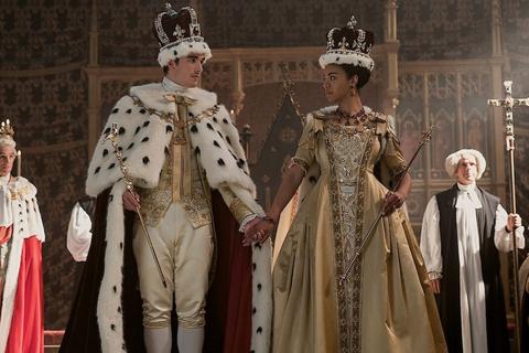 Passend zur royalen Krönung ist bei Netflix "Queen Charlotte - A Bridgerton Story" herausgekommen - mit India Ria Amarteifio als junger Königin und Corey Mylchreest als George III.