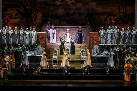 Monumentale Symmetrie: Szene aus der in Wiesbaden gastierenden „Aida“ des Teatro Petruzzelli Bari. Foto: Clarissa Lapolla