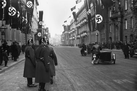 Berlin, 30. Januar 1937: Feiern zum 4. Jahrestag der Machtergreifung – mit Fahnenschmuck und Polizeiaufgebot in der Wilhelmstraße.
