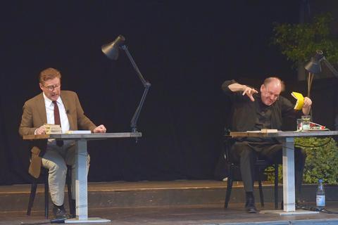 Philipp Mosetter (l.) und Michael Quast warfen einen humorvollen Blick auf Grimms Märchen. Foto: Schultz