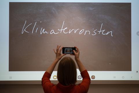 Das "Unwort des Jahres" 2022, "Klimaterroristen", wird während seiner Bekanntgabe an der Philipps-Universität Marburg an eine Wand projiziert wird. 
