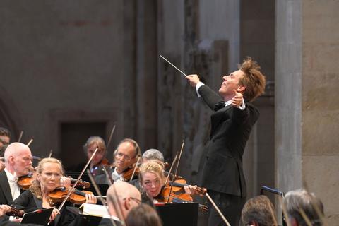 Gustav Mahlers Sinfonie Nr. 4: Klaus Mäkelä dirigiert das Oslo Philharmonic Orchestra in der Basilika von Kloster Eberbach