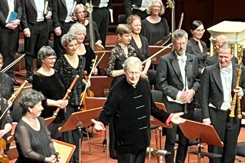 John Eliot Gardiner wird in Frankfurts Oper mit seinem Monteverdi Choir und den English Baroque Soloists gefeiert.
