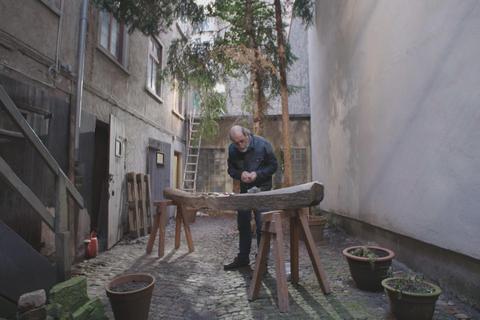 Im Hof seines Ateliers: Horst Reichard arbeitet hier an seiner Arbeit „Rush Hour“. Foto: Tinbergen