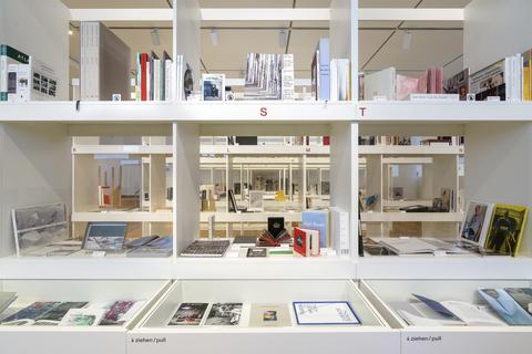Vielen heute renommierten Künstlern hat der Verleger und Buchhändler Walther König erstmals ein Forum für das Buch als Kunst gegeben. Foto: Museum Angewandte Kunst