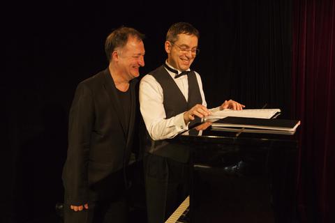 Ralph Dillmann (links) und Gerd Kaufhold arbeiten an einem neuen Chanson-Programm. Archivfoto: Maren Ohr