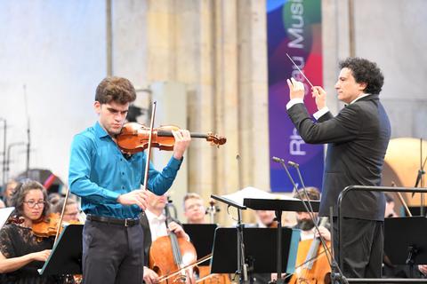 Der Geiger Guido Sant´Anna, Dirigent Alain Altinoglu und das hr-Sinfonieorchester beim Eröffnungskonzert des Rheingau Musik Festivals 2023 in der Basilika von Kloster Eberbach.