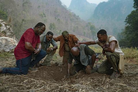 Sie graben nach Gold: Die Veteranen Melvin (Isiah Whitlock, von links), Eddie (Norm Lewis), Otis (Clarke Peters) und Paul (Delroy Lindo) werden auf Schatzsuche begleitet vom jungen David (Jonathan Majors). „Da 5 Bloods“ läuft bei Netflix. Foto: David Lee/Netflix