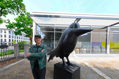 Arie van Selm neben seiner Großplastik "Krähe II" vor der Darmstädter Kunsthalle. Private Sponsoren haben den Ankauf der Bronze für die Kunstsammlungen der Stadt Darmstadt ermöglicht.  Foto: Dirk Zengel 