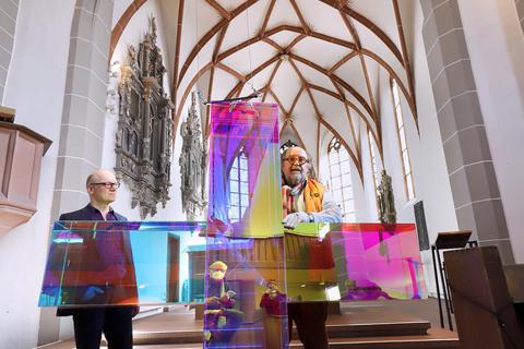Aus der Werkstatt in Dülmen nach Darmstadt in die Stadtkirche: Ludger Hinse installiert sein Lichtkreuz, links Pfarrer Karsten Gollnow. Foto: Andreas Kelm