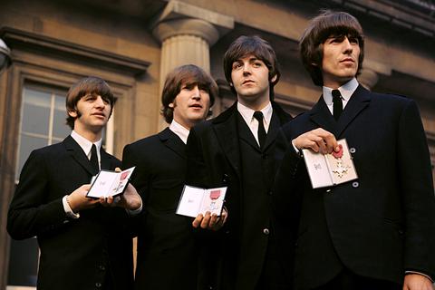 Die Beatles 1965 vor dem Buckingham Palace. Ganz rechts: George Harrison der am 25. Februar 2023 80 Jahre alt geworden wäre.