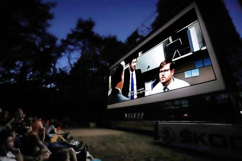 Nachts und draußen: Kurzfilme entfalten im Dunkel des Braunshardter Tännchens eine besondere Bannkraft. Foto: Andreas Kelm