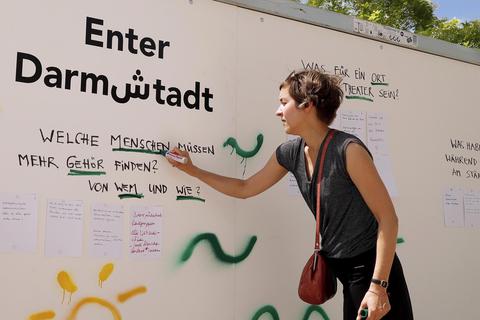 Wunsch-Container auf dem Büchnerplatz: Auf vielen Wegen sucht das Staatstheater die Mitwirkung der Stadtgesellschaft. Kathrin Feldmann gehört zur Projektleitung von „Auftritt/Enter Darmstadt“. Foto: Andreas Kelm