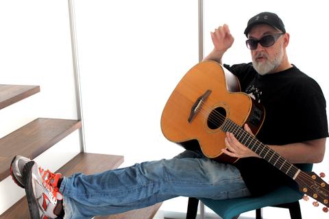Gerd Knebel – pardon – Gerdo Sintrenza könnte sich vorstellen, die Songs seines neuen Albums auch als Straßenmusiker in Spanien zu präsentieren.
