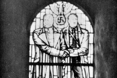 Hitler und Hindenburg in Glas. Der Verbleib dieses Fensters aus Laudenbach ist ungeklärt. Foto: ev. Kirchengemeinde Laudenbach