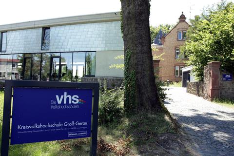 Blick auf die Kreisvolkshochschule im hessischen Groß-Gerau. In Hessen und Rheinland-Pfalz wurden die Volkshochschulen von der Corona-Pandemie stark getroffen – haben aber auch Zuspruch für ihre kreative Problemlösung erfahren. Archivfoto: Detlev Volk, KVHS
