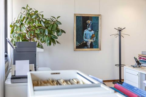 Zwischen Büromöbeln und Zimmerpflanzen hängt in der Bundesbank in Frankfurt ein Hein Heckroth, „Figur in Blau“. Foto: Niels Thies