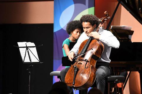 Der Cellist Sheku Kanneh-Mason und seine Schwester Isata am Klavier sorgten für einen kammermusikalischen Paukenschlag beim Rheingau Musik Festival. Foto: Ansgar Klostermann