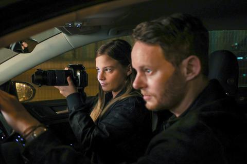 Liv Moormann (Jasna Fritzi Bauer) und Robert Petersen (Patrick Güldenberg) observieren die Auto-Tuning-Szene.