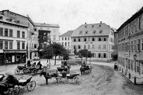 Aus heutiger Sicht kaum wiederzuerkennen: der Kranzplatz um 1870 mit dem alten Badhaus Rose. Foto: Stadtarchiv