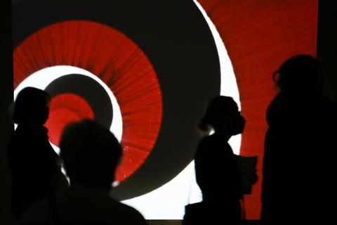 Besucher stehen im Frankfurter Museum für Moderne Kunst (MMK) vor einer Videoinstallation des französischen Künstlers Marcel Duchamp (1887-1968). Foto: dpa
