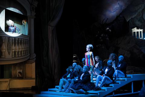 Oper in der Oper: Szene aus „Ariadne auf Naxos“ mit Johann Jürgens und Aki Hashimoto. Foto: Nils Heck