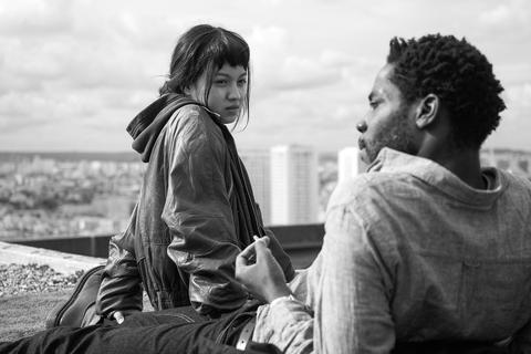 Über den Dächern von Paris: Émilie (Lucie Zhang) und Camille (Makita Samba) führen intime Gespräche und schlafen miteinander – solange es unkompliziert bleibt. Foto: Neue Visionen