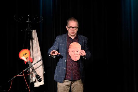 Wo ist die CIA, wenn man sie braucht, fragt Kabarettist Robert Griess mit Trump-Maske in der Hand. Foto: Dirk Zengel 