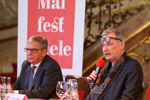 Staatstheater-Intendant Uwe Eric Laufenberg (rechts) und Wiesbadens Oberbürgermeister Gert-Uwe Mende bei der Maifestspiel-Pressekonferenz im Foyer des Theaters.