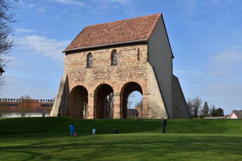 Der Lorscher Kirchenrest: Ab nächster Woche ist das Klostergelände wieder ein Ausflugsziel. Archivfoto: Hans-Jürgen Brunnengräber