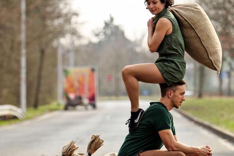 Artistik mit dem Jutesack: Anne Holdik und Mitja Averhoff vom Duo Elabö proben ein neues Stück. Foto: Johannes Feldmann