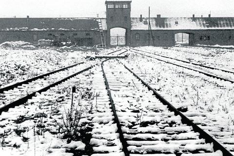 In wenigen Tagen jährt sich die Befreiuung von Auschwitz zum 75. Mal. Von Jahr zu Jahr leben weniger Zeitzeugen, die den Holocaust erlebt und überlebt haben – eine Herausforderung für die Erinnerungskultur, gerade in Zeiten eines wachsenden Drucks von Rechts. Archivoto: dpa 
