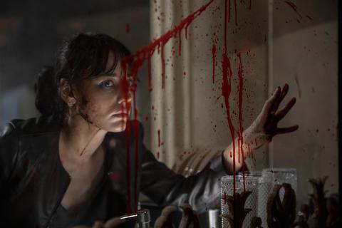 Film-Assistentin Nina (Ana Hartmann) ist scheußliches Fernsehen gewöhnt, und jetzt kommen auch noch die Zombies. Foto: Netflix