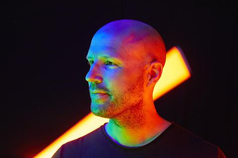 Christopher von Deylen schlägt mit dem Album „Colors“ einen neuen musikalischen Weg ein. Foto: Gregor Hohenberg/SonyMusic