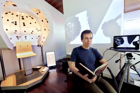 Lukas Einsele im Atelierhaus auf der Darmstädter Rosenhöhe, links ein Scanner, der dreidimensionale Darstellungen des menschlichen Kopfes erzeugt. Foto: Andreas Kelm