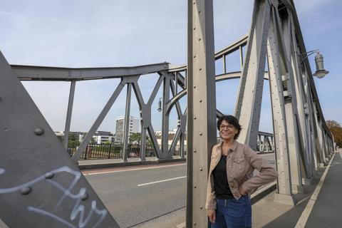 Krimi-Autorin Ella Theiss auf der Dornheimer Brücke beim Darmstädter Hauptbahnhof. Dort spielt eine Schlüsselszene ihres Romans „Duo mit Beretta“. Foto: Guido Schiek