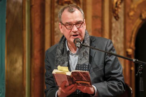 Uwe Eric Laufenberg, Intendant des Staatstheaters Wiesbaden, bei einer Veranstaltung im Foyer des Theaters.