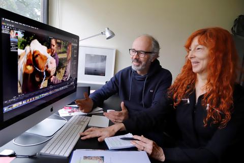 Christian Gropper und seine Frau Barbara Struif sichten Filmmaterial über einen Gnadenhof für Tiere, die schon für den Schlachthof bestimmt waren - eines der Projekte der Darmstädter Firma Gropper-Film. Foto: Andreas Kelm 