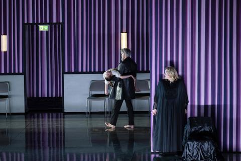 Mythische Traumata: Aile Asszonyi als Elektra sowie im Hintergrund Stephan Biaesch als Agamemnon-Vision mit einer Kinderstatistin der Oper Frankfurt.