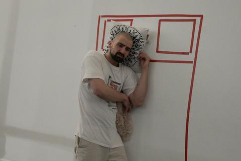 Benjamin Kaygun im Stück "Mieter" von Paco Gámez, das jetzt in Mainz zum ersten Mal in Deutschland aufgeführt wurde.