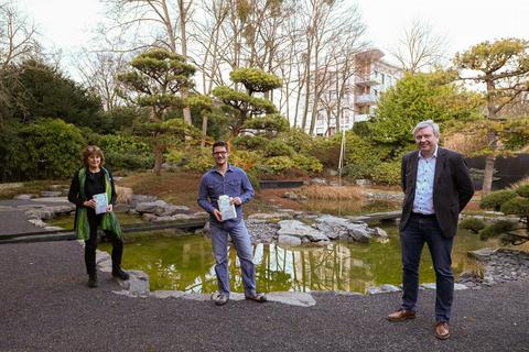 Jutta Weber, Torsten Schäfer und Lars Hennemann haben die Natur und speziell den Lauf des Wassers zum Thema eines Gesprächs gemacht. Foto: Dirk Zengel